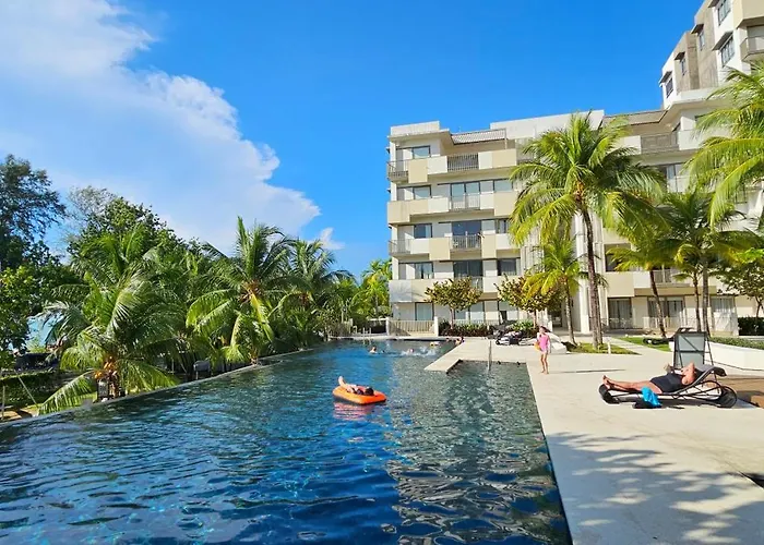 By The Sea Beach Luxury Resort - Batu Ferringhi